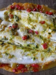 Una foto de Pescadilla asada con zumo de naranja