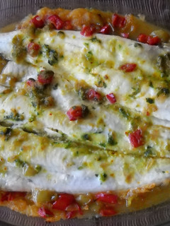 Una foto de Pescadilla asada con zumo de naranja