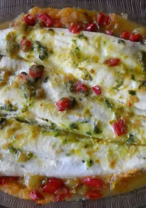 Una foto de Pescadilla asada con zumo de naranja
