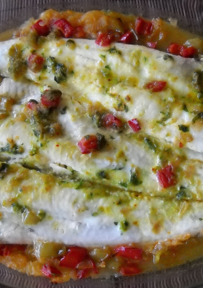 Una foto de Pescadilla asada con zumo de naranja