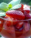 Fresas con jugo dulce de cítricos y pimienta