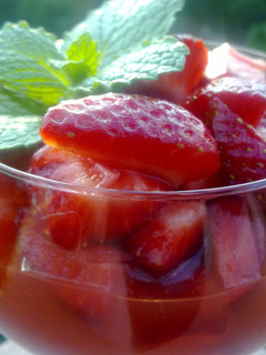 Una foto de Fresas con jugo dulce de cítricos y pimienta