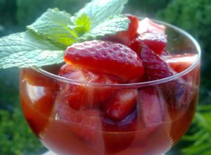 Foto principal de Fresas con jugo dulce de cítricos y pimienta