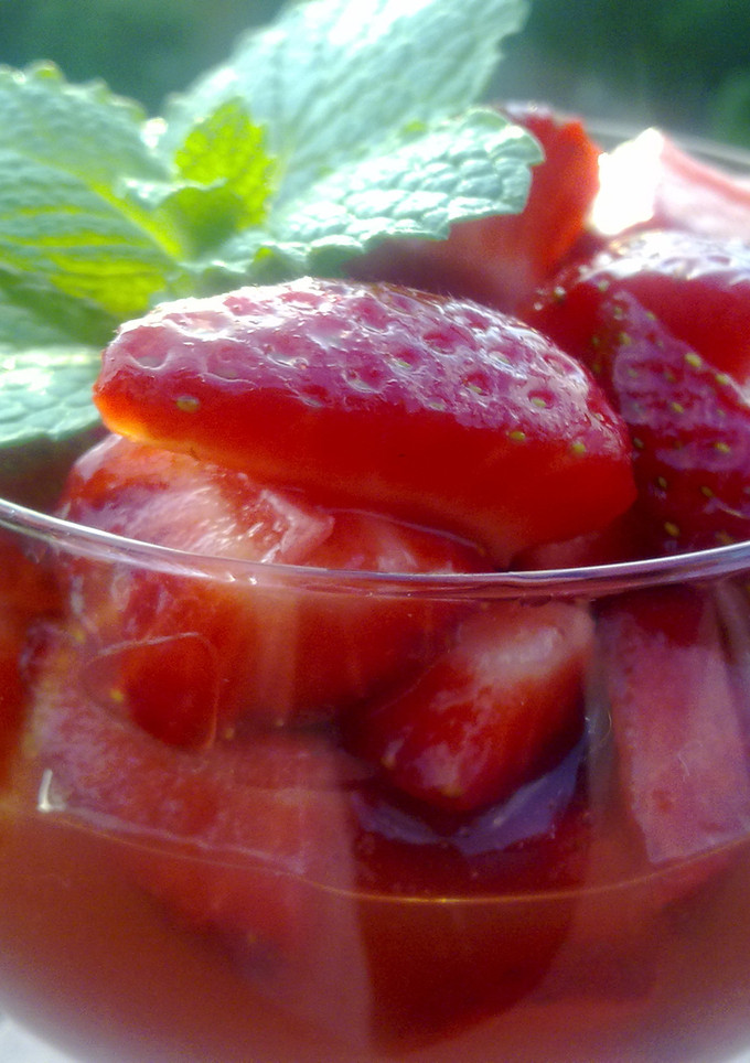 Una foto de Fresas con jugo dulce de cítricos y pimienta