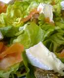 Ensalada trocadero con brie en crujiente de cereales y salmón ahumado