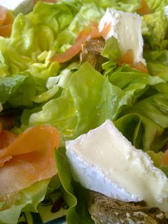 Una foto de Ensalada trocadero con brie en crujiente de cereales y salmón ahumado