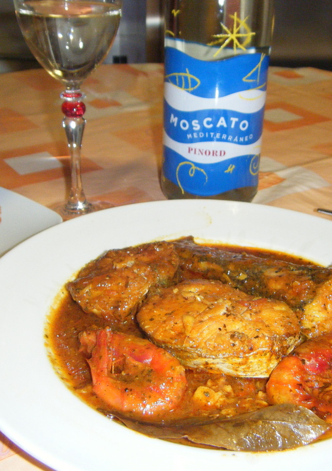 Una foto de Pescada con gambas