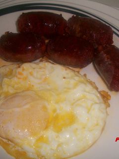Una foto de Huevo frito con chorizos picantes