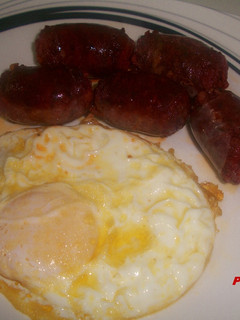 Una foto de Huevo frito con chorizos picantes