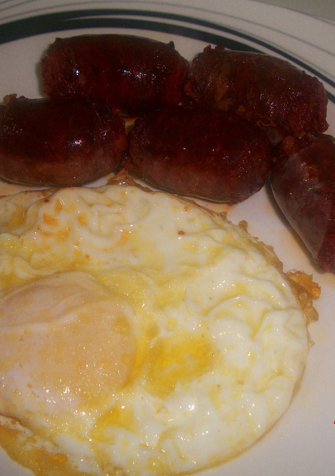 Una foto de Huevo frito con chorizos picantes