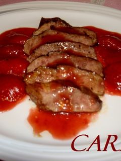 Una foto de Magret de pato con salsa de fresas