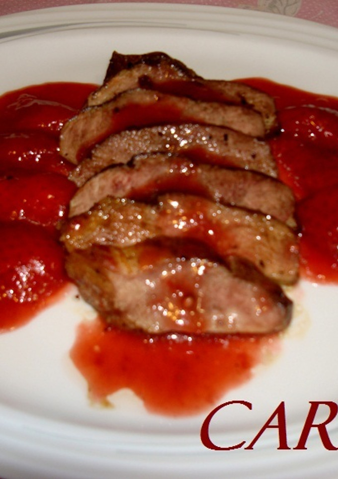 Una foto de Magret de pato con salsa de fresas