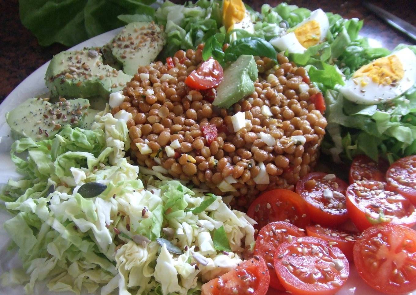 Ensalada de lentejas con repollo y vinagreta de pimiento rojo<br />