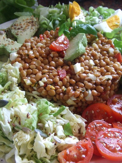 Una foto de Ensalada de lentejas con repollo y vinagreta de pimiento rojo