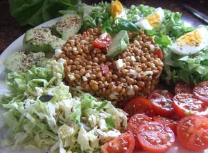Foto principal de Ensalada de lentejas con repollo y vinagreta de pimiento rojo