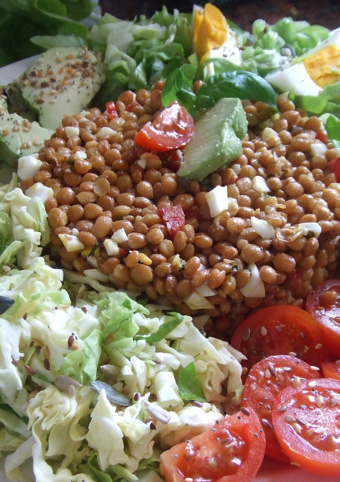 Una foto de Ensalada de lentejas con repollo y vinagreta de pimiento rojo
