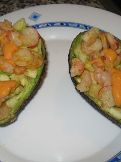 Una foto de Ensalada de aguacates, gambas y manzanas