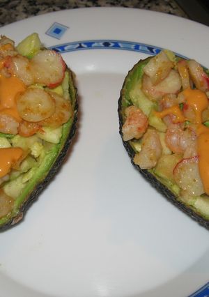 Una foto de Ensalada de aguacates, gambas y manzanas
