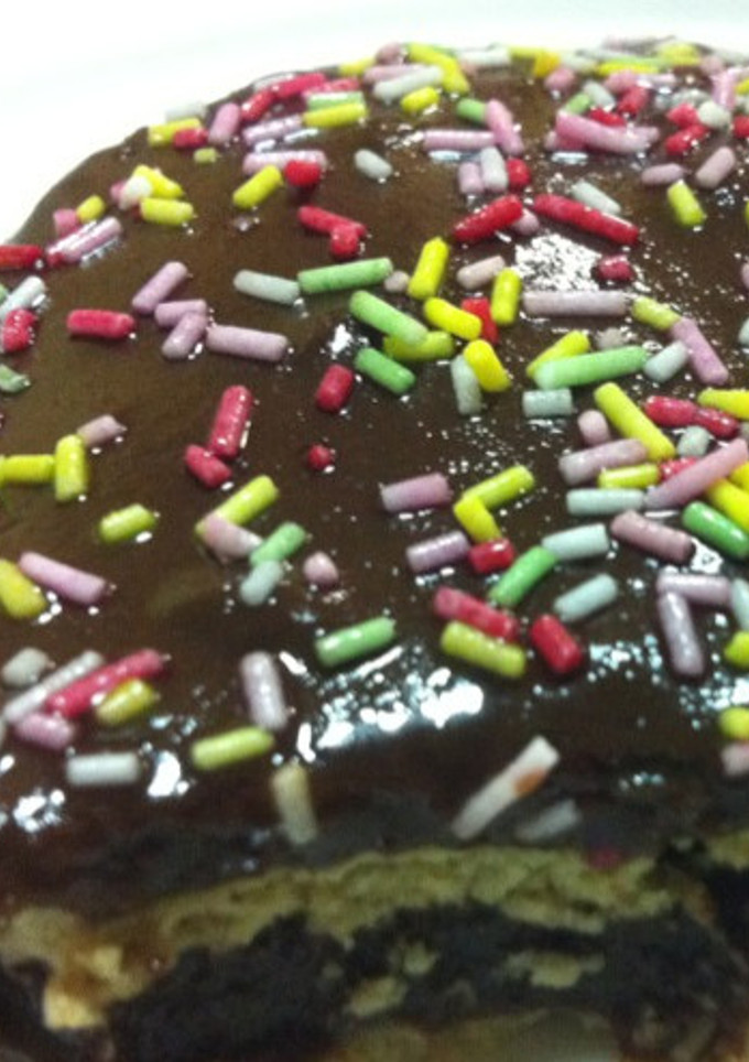 Una foto de Tarta de galletas, natillas y mermelada