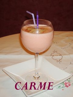 Una foto de Batido de yogurt con piña y fresas a la canela