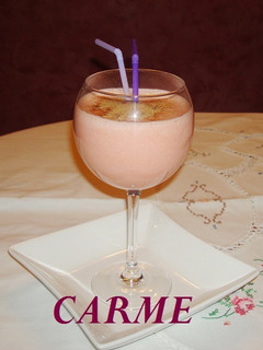 Una foto de Batido de yogurt con piña y fresas a la canela
