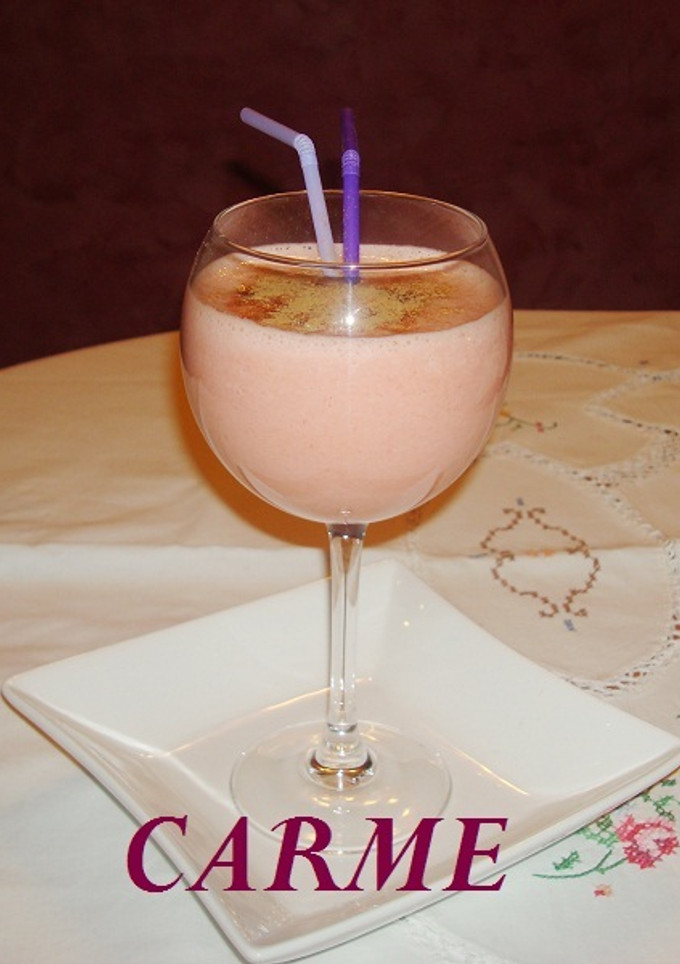 Una foto de Batido de yogurt con piña y fresas a la canela