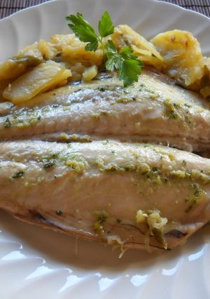 Una foto de Caballa asada con pimientos y patatas