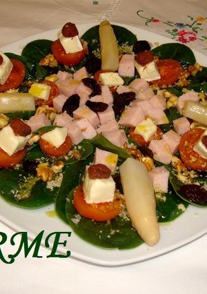 Una foto de Ensalada de espinacas especial y completa