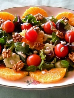 Una foto de Brotes de lechuga con salsa de nueces, hierbabuena y cilantro