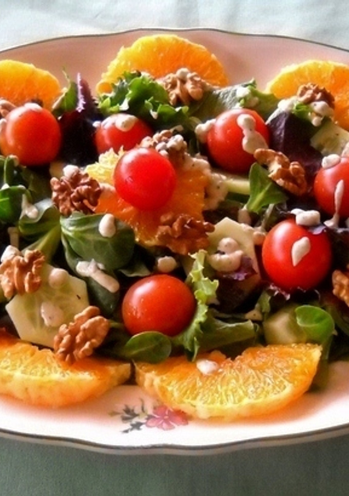 Una foto de Brotes de lechuga con salsa de nueces, hierbabuena y cilantro