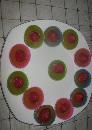 Una foto de Petit de naranja y fresas