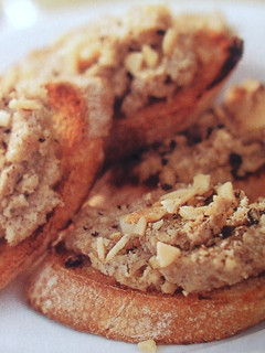 Una foto de Tostadas con paté de berenjenas asadas con ajo