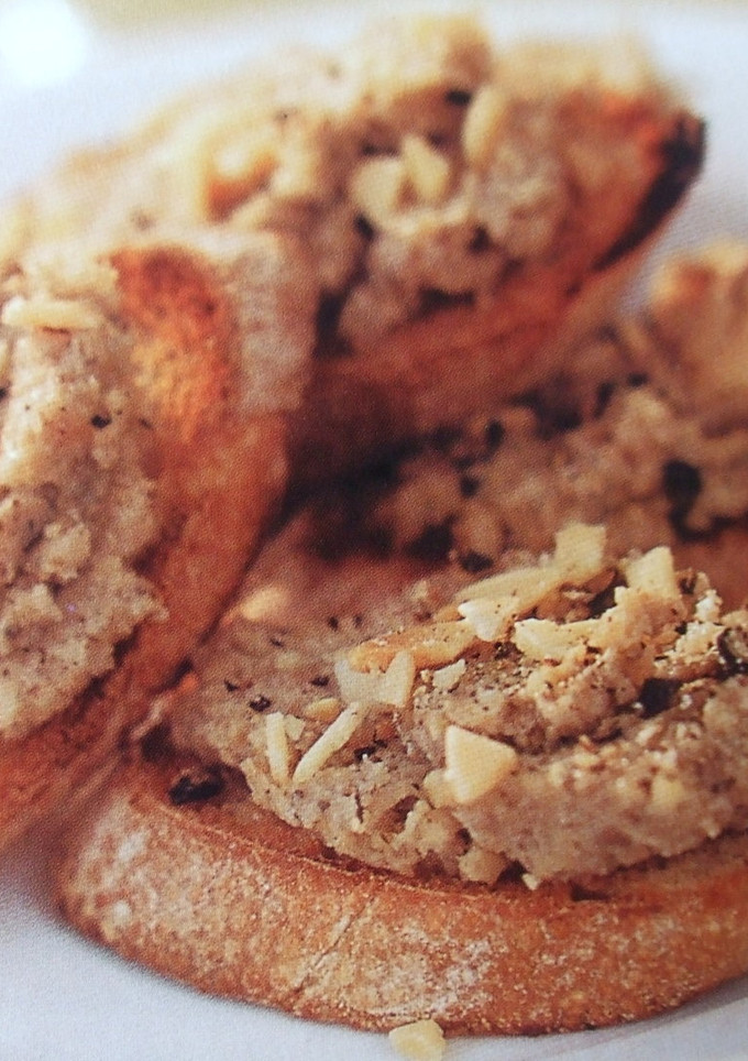 Una foto de Tostadas con paté de berenjenas asadas con ajo