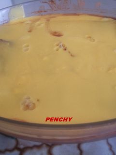 Una foto de Pastel casero de chocolate, flan y galletas