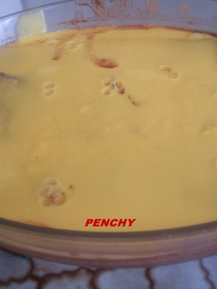 Una foto de Pastel casero de chocolate, flan y galletas
