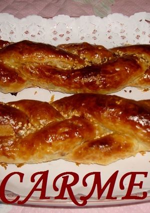 Una foto de Trenzas de hojaldre rellenas de jamón champiñones y pasas