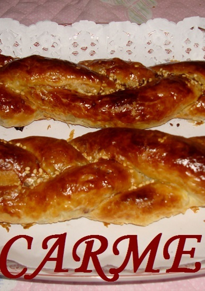 Una foto de Trenzas de hojaldre rellenas de jamón champiñones y pasas