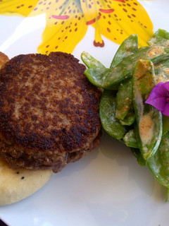 Una foto de Hamburguesas con sello de coco y tirabeques picantes
