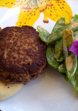 Una foto de Hamburguesas con sello de coco y tirabeques picantes