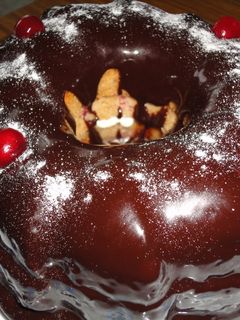 Una foto de Tarta de frutas del bosque con cobertura de chocolate