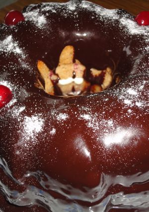 Una foto de Tarta de frutas del bosque con cobertura de chocolate