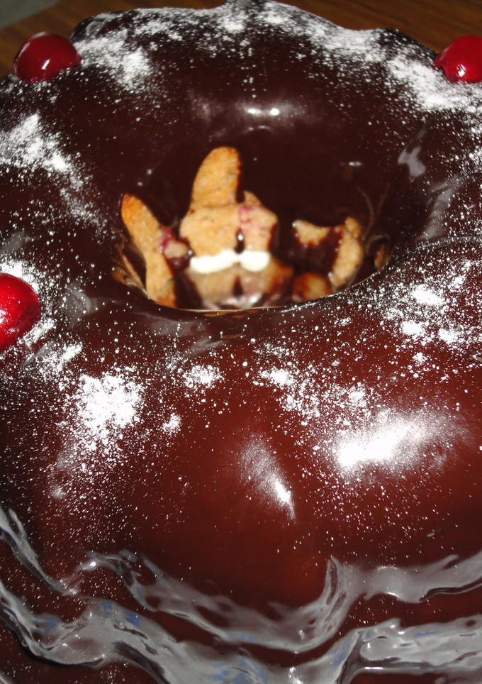 Una foto de Tarta de frutas del bosque con cobertura de chocolate