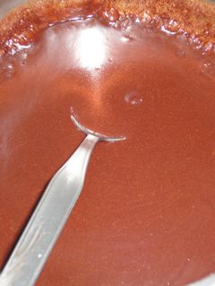 Una foto de Cobertura de chocolate rápida para tartas