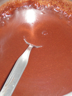 Una foto de Cobertura de chocolate rápida para tartas