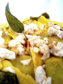 Una foto de Ravioli a la trufa blanca con requesón fresco y salvia crujiente