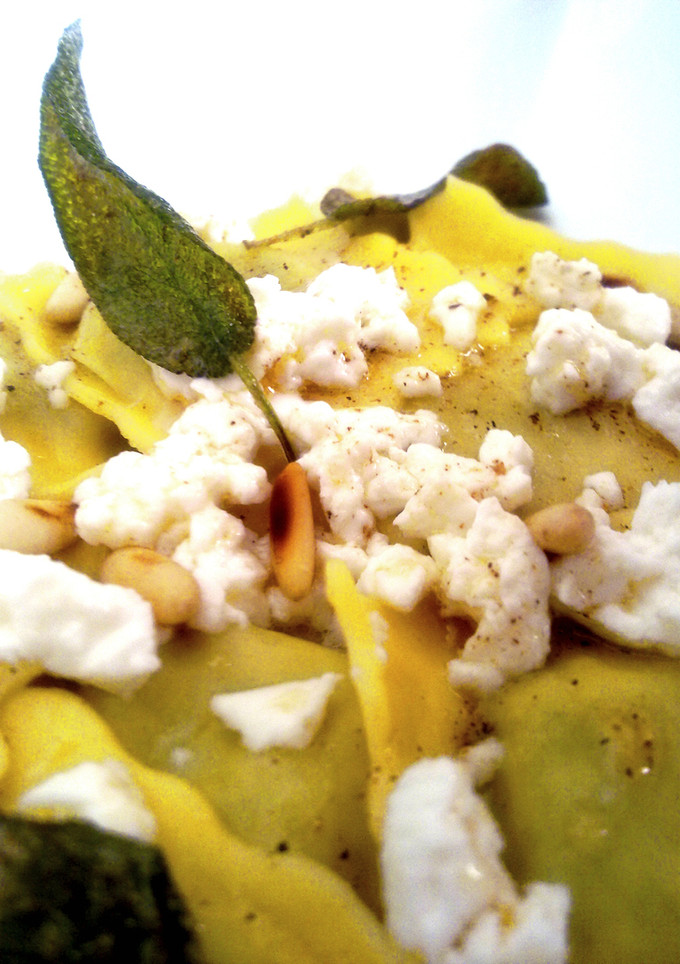 Una foto de Ravioli a la trufa blanca con requesón fresco y salvia crujiente