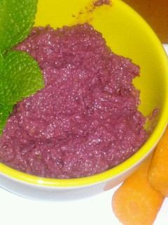 Una foto de Hummus de remolacha