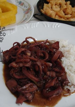Una foto de Calamar estofado con vino tinto