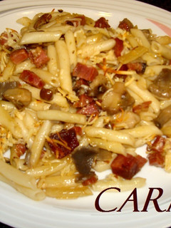 Una foto de Macarrones con setas, chorizo y jamón