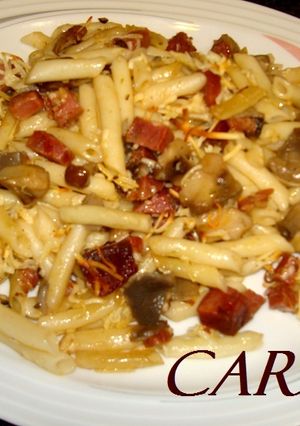 Una foto de Macarrones con setas, chorizo y jamón